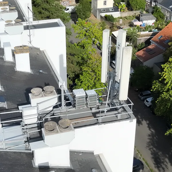 Antenne-relais en toiture d'immeuble inspectée par drone à Nantes