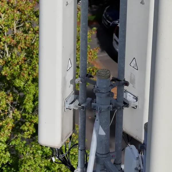 Détail des fixations d'antennes sur mât, relevé par drone