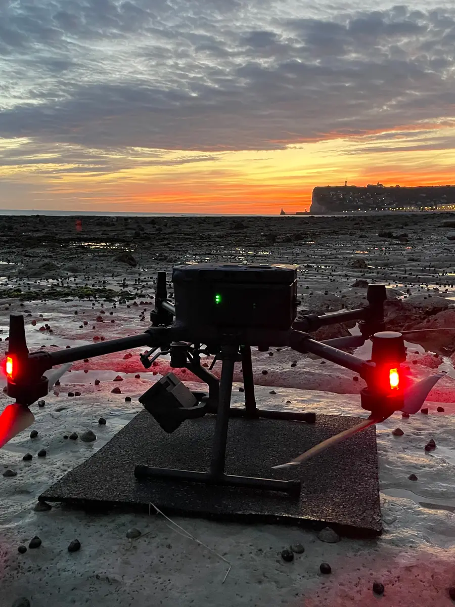 Drone en inspection de la falaise d'Étretat pendant une formation inspection technique par drone