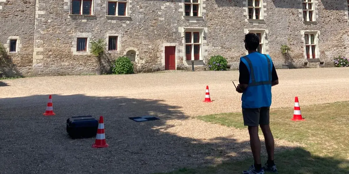 Stagiaire en formation drone intégrale pilotant sur aire de vol balisée